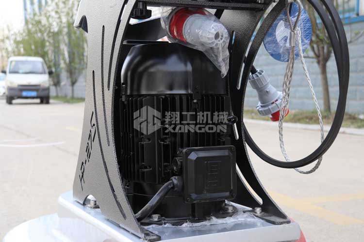 拋光機(jī)是為了讓地面表面有光澤，需要先研磨后才可以拋光。拋光分為粗拋和精拋，這時候可以使用拋光機(jī)，配合拋光墊，提高地面的光澤度。高速地坪拋光機(jī)讓你輕松完成地坪拋光工作，提高地坪亮度。