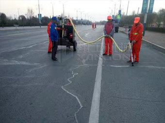 強(qiáng)化春季公路養(yǎng)護(hù)，保證道路通暢