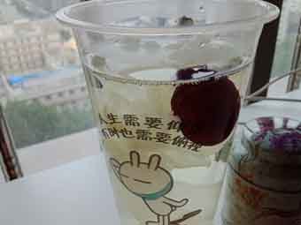 炎炎夏日到來，一杯銀耳紅棗美如詩！